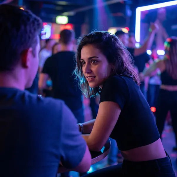 סטריפטיז כאינטימיות בלי מחויבויות: למה זה בטוח יותר וכנה יותר מפלירטוט